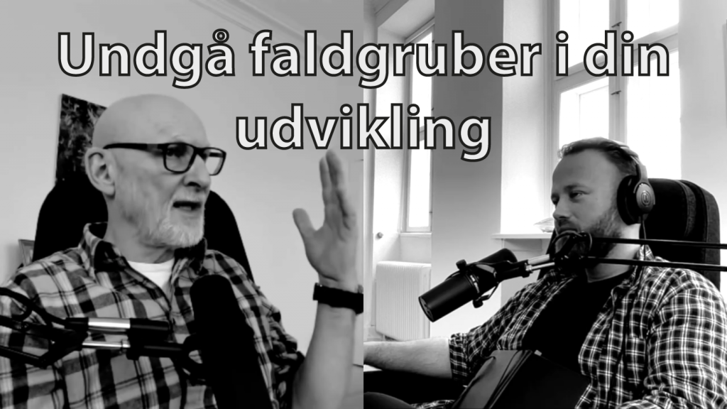 Opdelt skærm mellem to mænd, der taler sammen under et podcast med teksten: "Undgå faldgrupper i din udvikling."