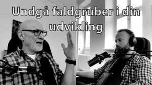 Opdelt skærm mellem to mænd, der taler sammen under et podcast med teksten: "Undgå faldgrupper i din udvikling."